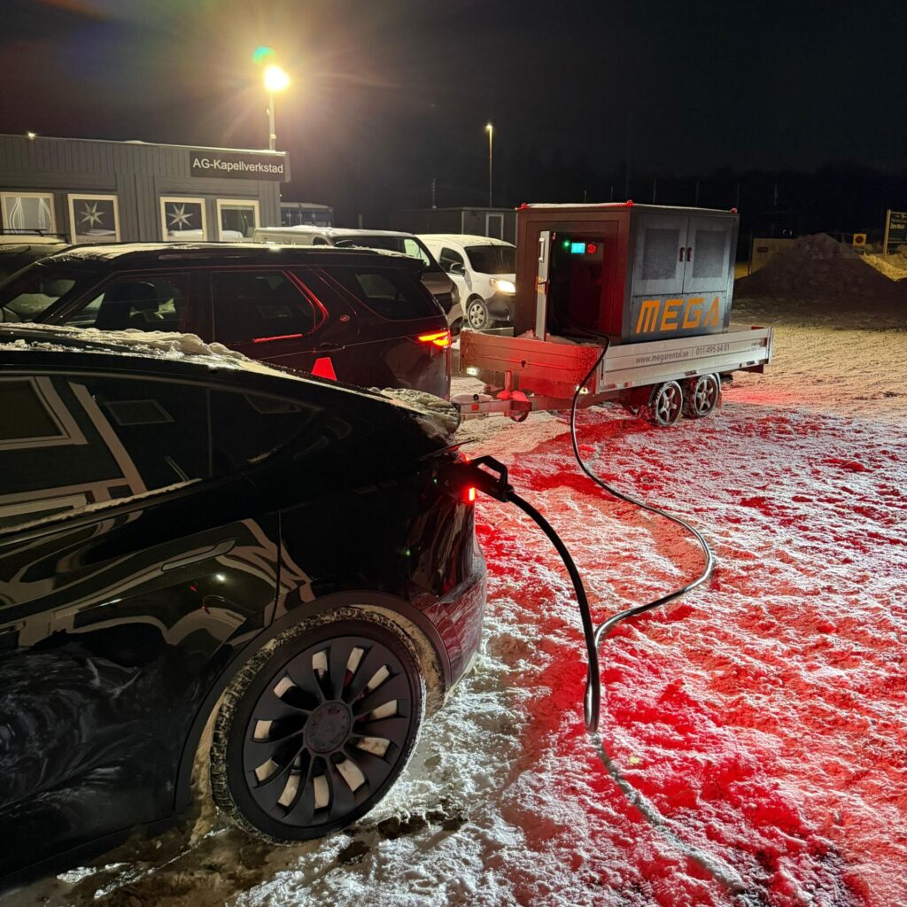 Elbil laddas från ett mobilt Mega Rental-system